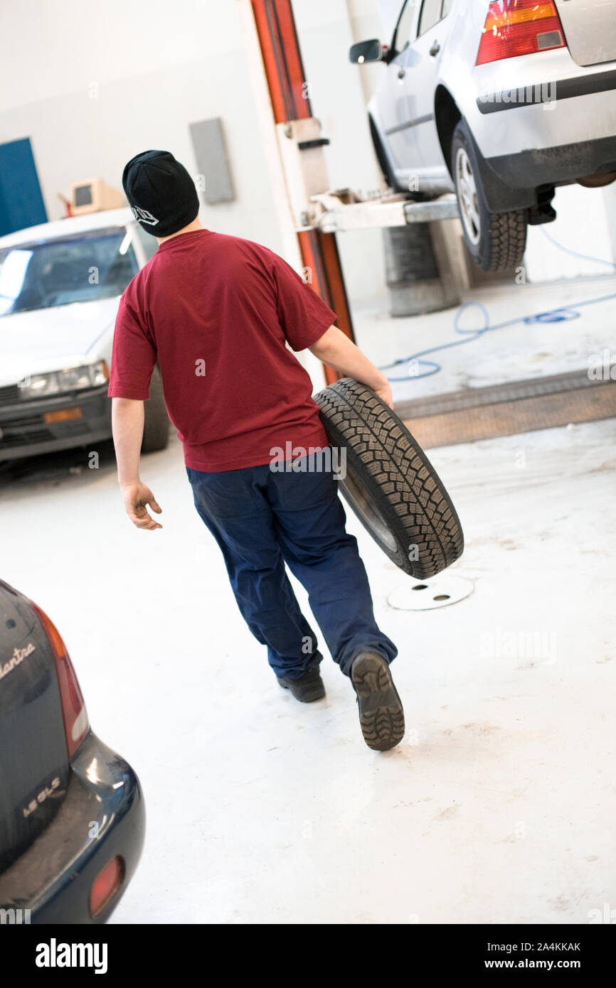 Giovani uomini il cambio gomme al Technical College, Norvegia. (Sogn Videregåendeskole, Teknikk og industriell produksjon.) apprendista. Foto Stock