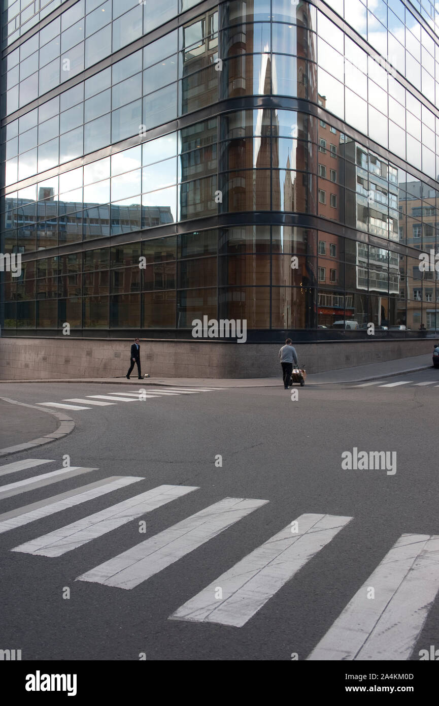 Pedoni e attraversamenti pedonali davanti a un centro di Oslo e ufficio edificio di vetro Foto Stock