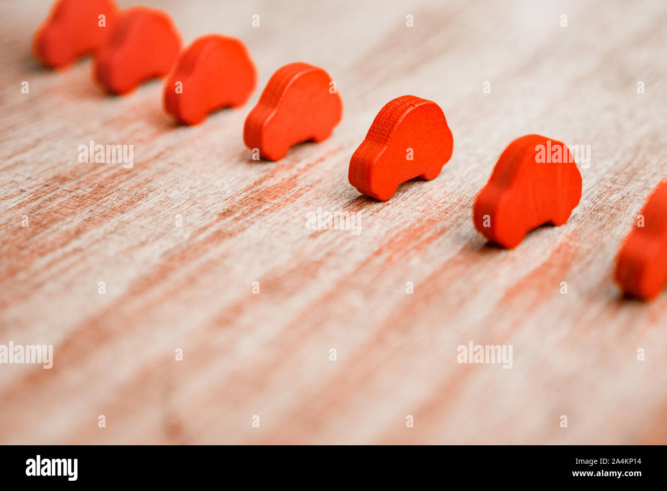 Bandi di gara o di concorso per il contratto. Red toy cars su sfondo di legno. Parità di condizioni. Level playing field. La concorrenza, concorso sfondo. Foto Stock