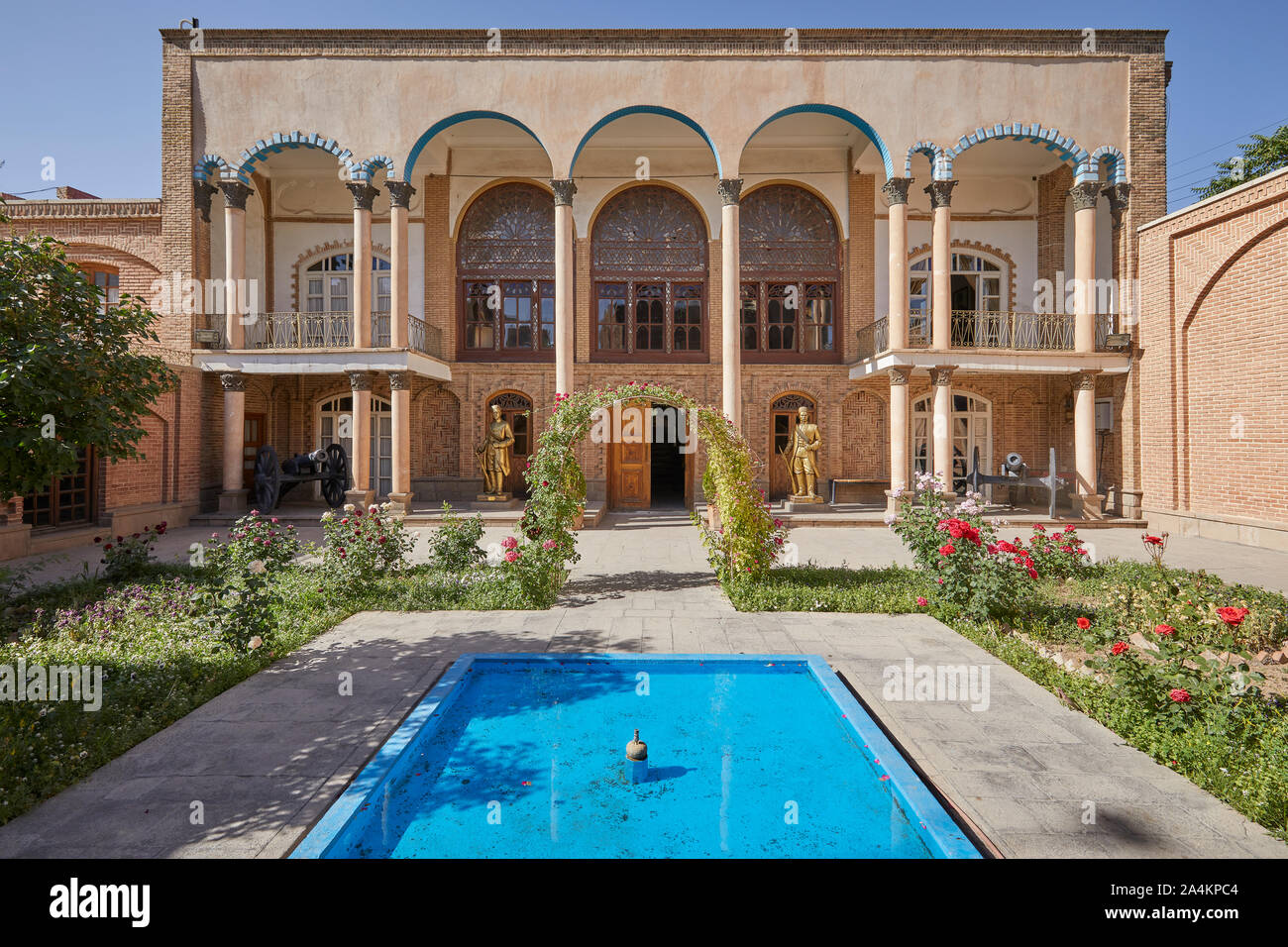 La casa della Costituzione (Khaneh-ye Mashrutiyat) a Tabriz in Iran, registrati su 30.05.2017. I seguaci della rivoluzione costituzionale (1905-1911) si è riunito in questo Qajari burger house. Ora serve come un memoriale per i leader e Sattarkhan Baqerkhan, che ha cercato invano di imporre la regola di diritto per il loro paese contro i Qajar royal house e il russo le forze di intervento. | Utilizzo di tutto il mondo Foto Stock