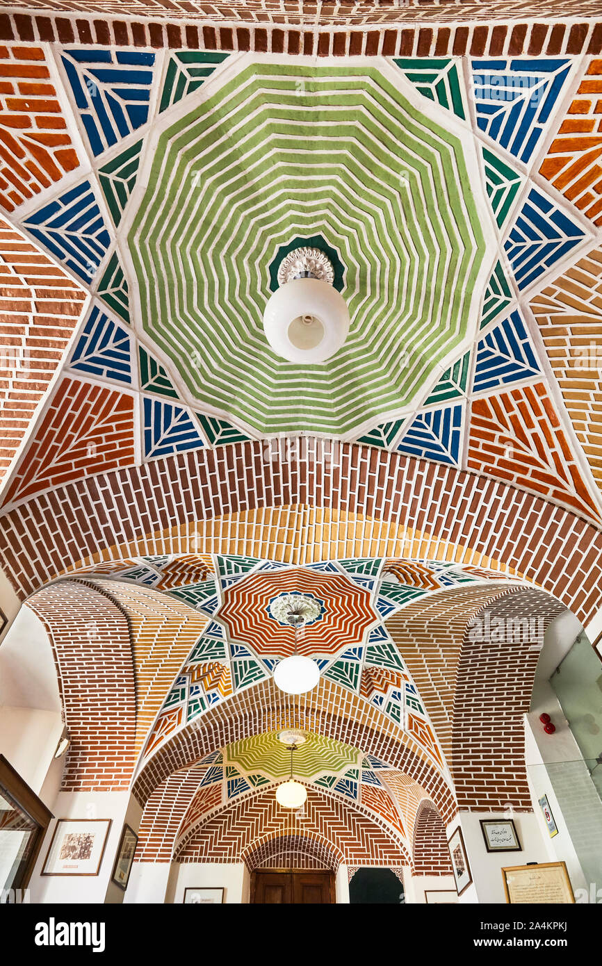 Tabriz, Iran. Il 30 maggio 2017. La casa della Costituzione (Khaneh-ye Mashrutiyat) a Tabriz in Iran, registrati su 30.05.2017. I seguaci della rivoluzione costituzionale (1905-1911) si è riunito in questo Qajari burger house. Ora serve come un memoriale per i leader e Sattarkhan Baqerkhan, che ha cercato invano di imporre la regola di diritto per il loro paese contro i Qajar royal house e il russo le forze di intervento. | Utilizzo di credito in tutto il mondo: dpa/Alamy Live News Foto Stock