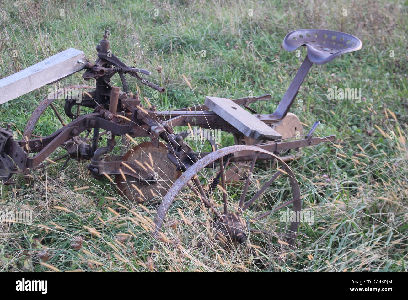 Antico aratro nel campo Foto Stock