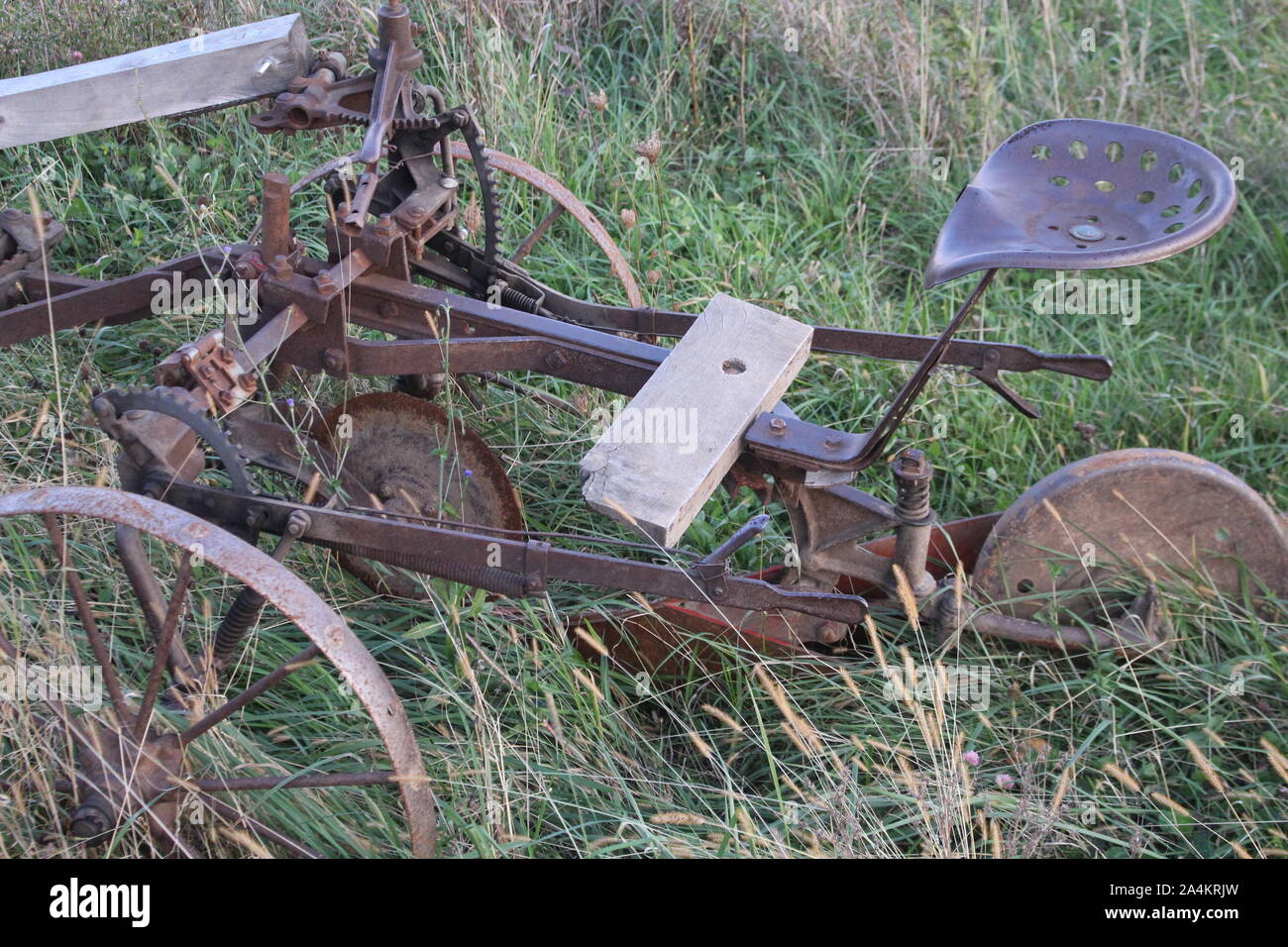Antico aratro nel campo Foto Stock