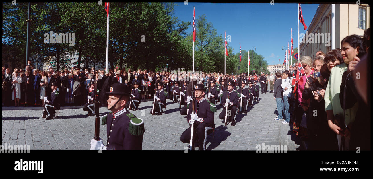 Celebrando il 17 maggio a Oslo, Norvegia - il National Guardia Reale marching Foto Stock