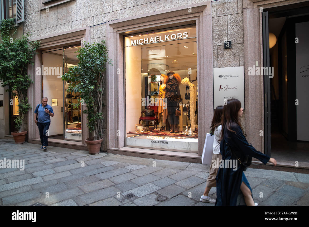 Milano, Italia - 21 Settembre 2019: Michael Kors store a Milano.  Montenapoleone area. La settimana della moda di shopping Foto stock - Alamy