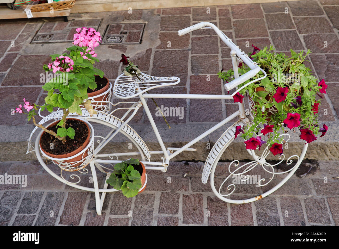 Una decorativa bike statua con fiori Foto Stock