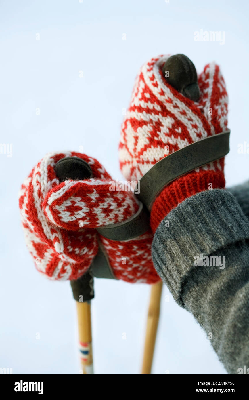 Guanti di lana azienda bastoni da sci. Selbuvotter norvegese Foto stock -  Alamy