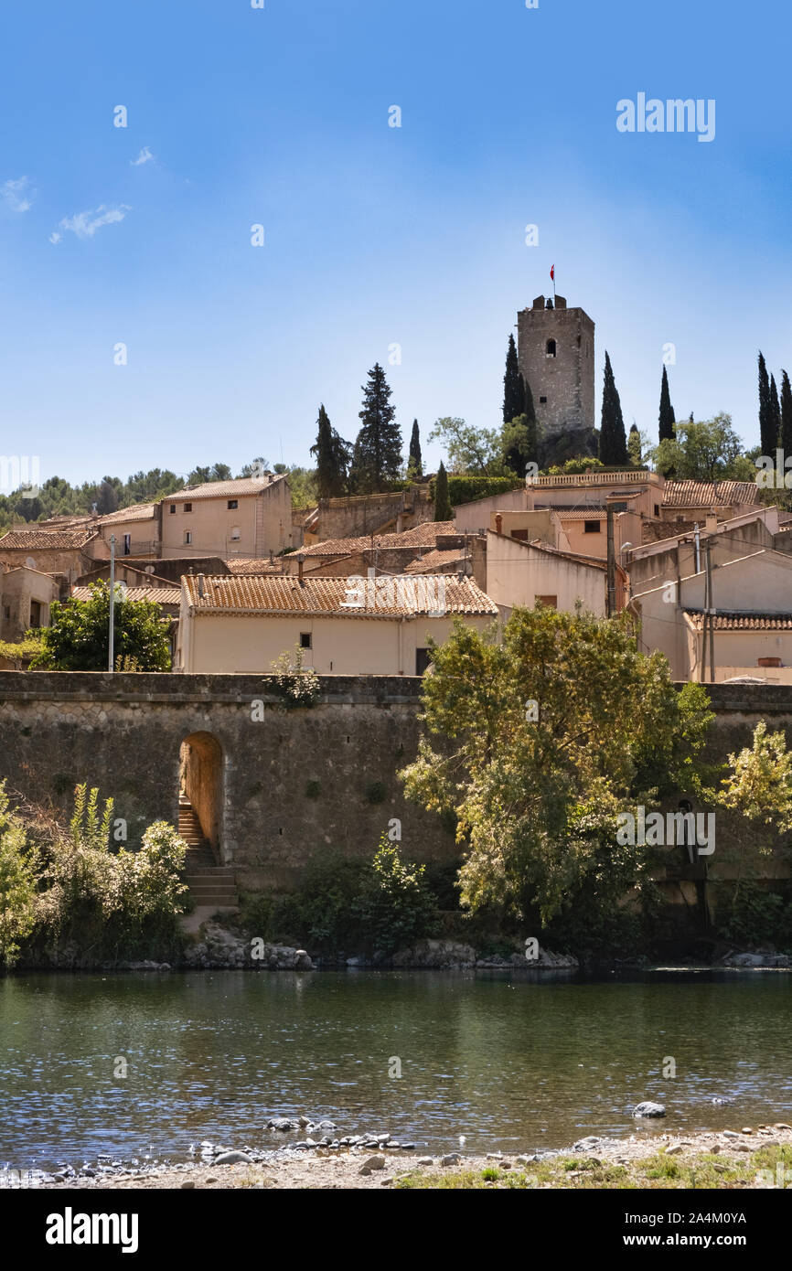 Cessenon-Sur-Orb, Herault, Languedoc, Francia. La graziosa cittadina è dal fiume Orb, con una torre di guardia che si affaccia sulla città Foto Stock