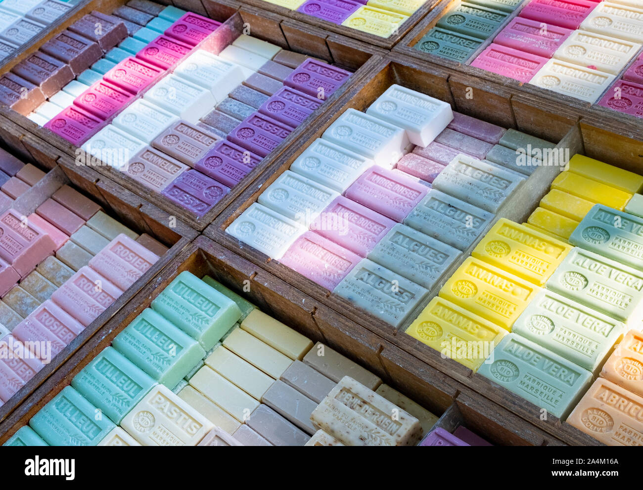 Sapone di Marsiglia, i profumi della Francia. Molti sapori, colori e profumi in sapone artigianale realizzato dall'olio d'oliva, venduti su bancarelle del mercato Foto Stock