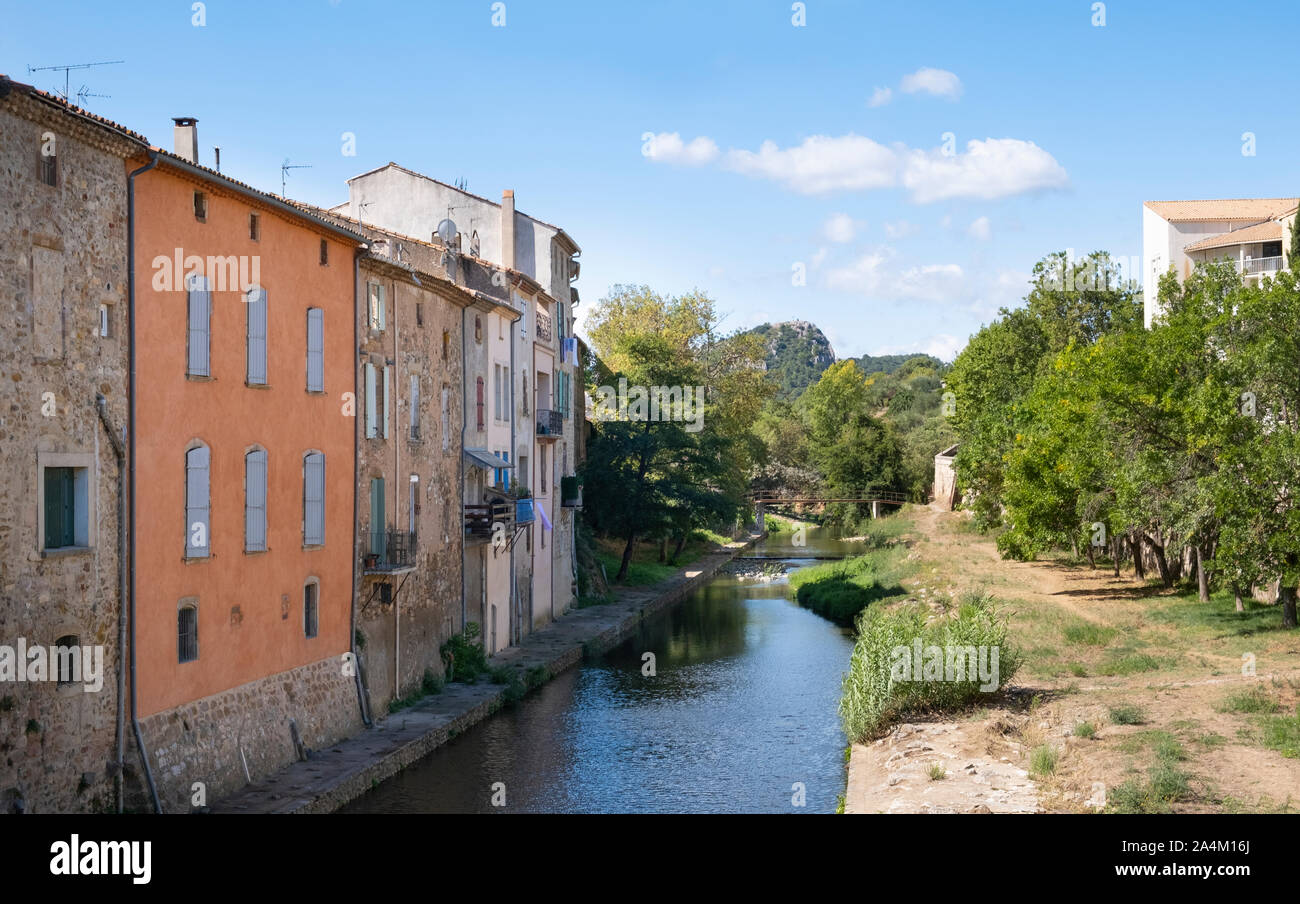 St Chinian, Herault, Languedoc, Francia. La città è il centro di produzione di vino nella zona Foto Stock