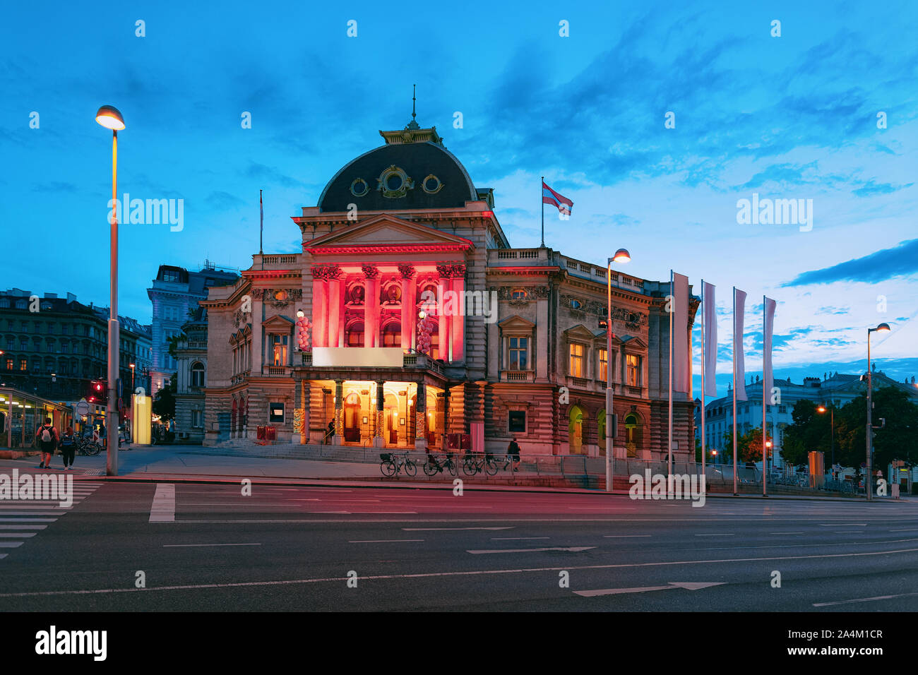 Sera Street view al Volkstheater nel centro storico della città vecchia di Vienna Foto Stock