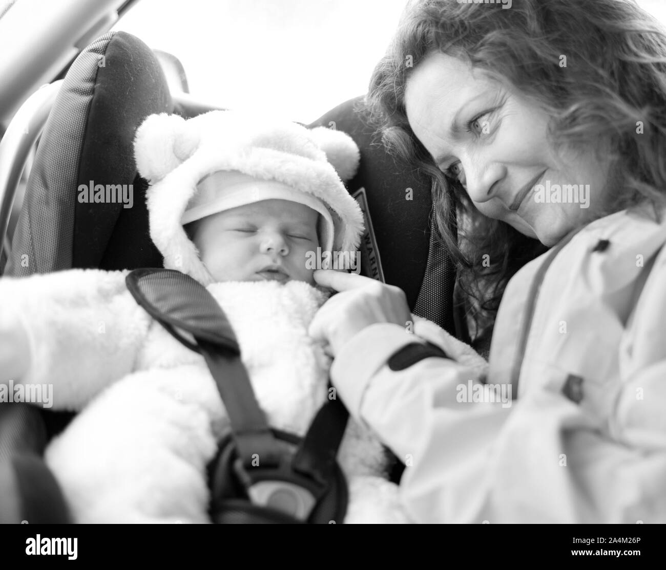 La madre e il bambino. Il bambino seggiolino per auto. Sicurezza. Protezione. Foto Stock