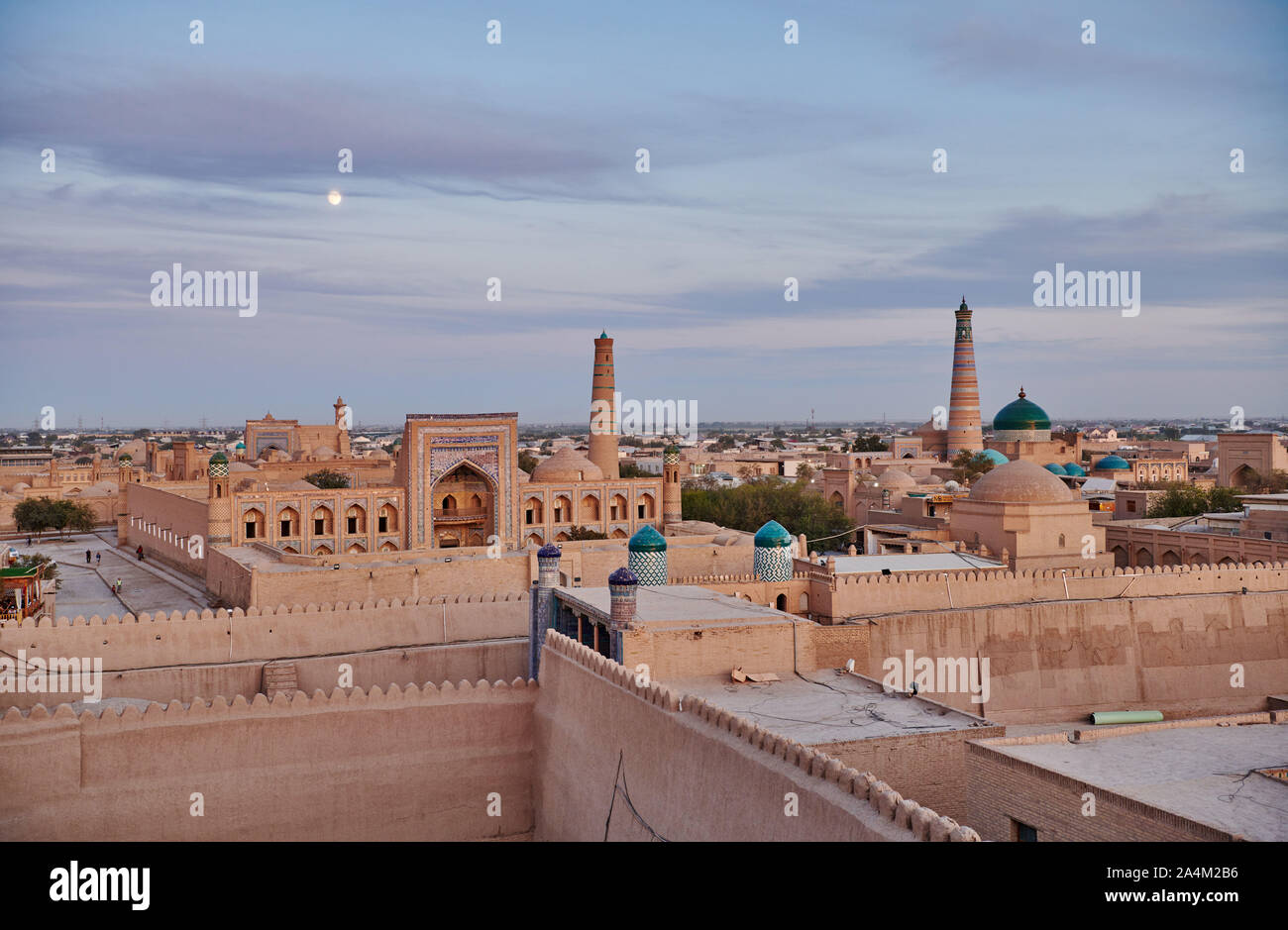 Panorama della città antica di Khiva durante il tramonto, Itchan Kala, Uzbekistan in Asia centrale Foto Stock
