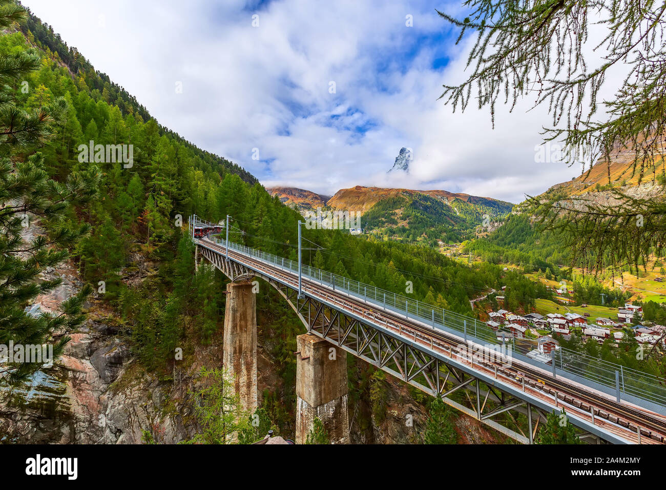 Zermatt, Svizzera. Gornergrat red treno turistico sul ponte e panorama sul Cervino nelle Alpi Svizzere Foto Stock
