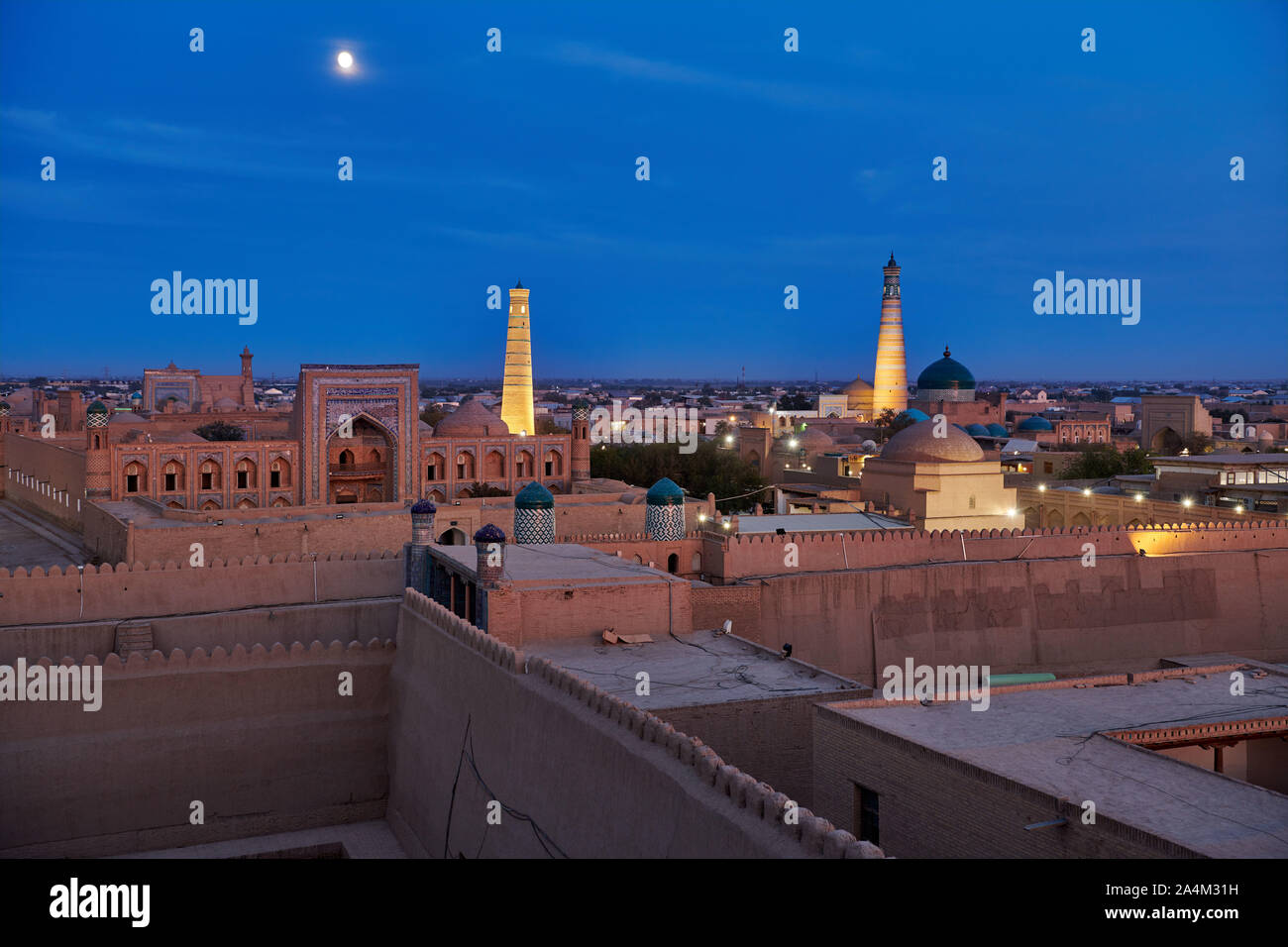 Panorama di illuminati della città antica di Khiva all'alba, Itchan Kala, Uzbekistan in Asia centrale Foto Stock