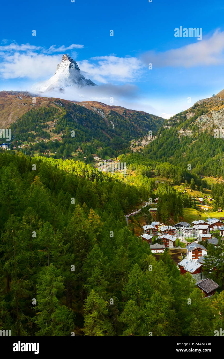 Cervino Snow mount e bellissimo villaggio alpino nelle pinete, Svizzera, Alpi Svizzere Foto Stock