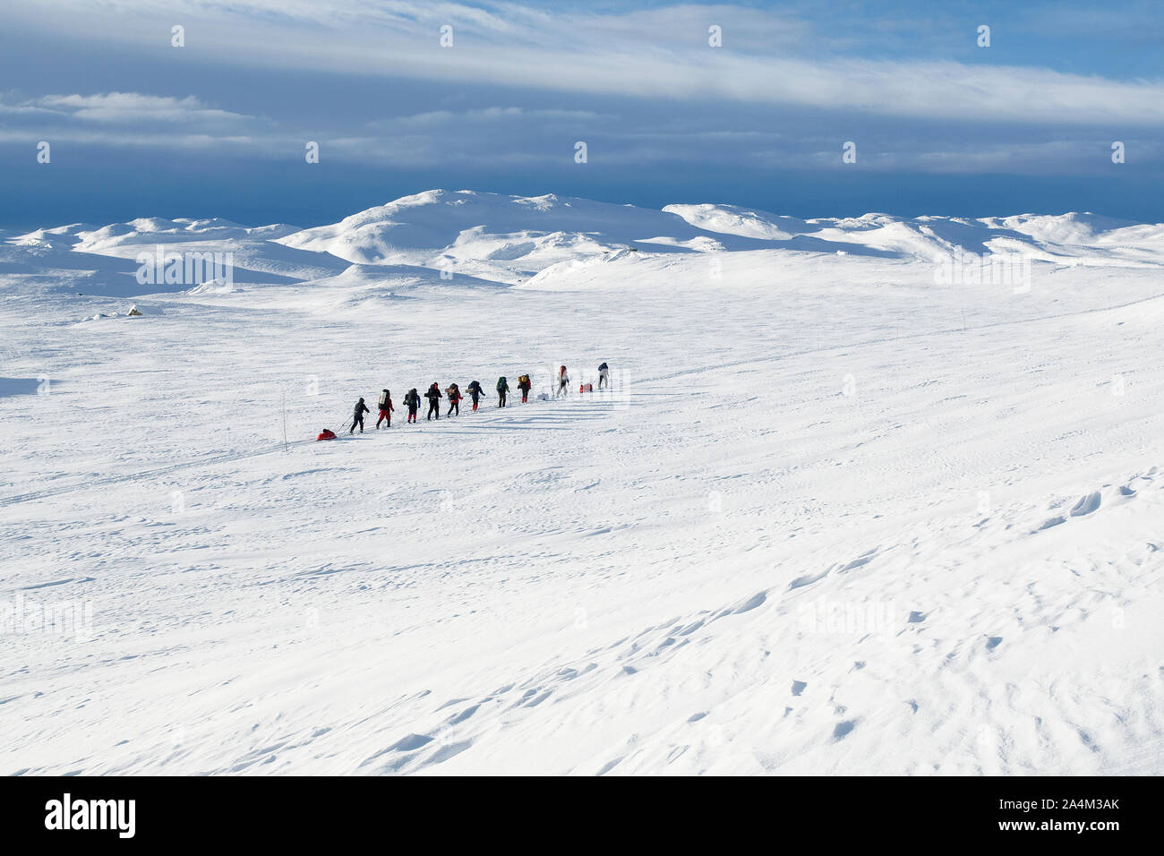 Persone Escursionismo sul paesaggio innevato Foto Stock