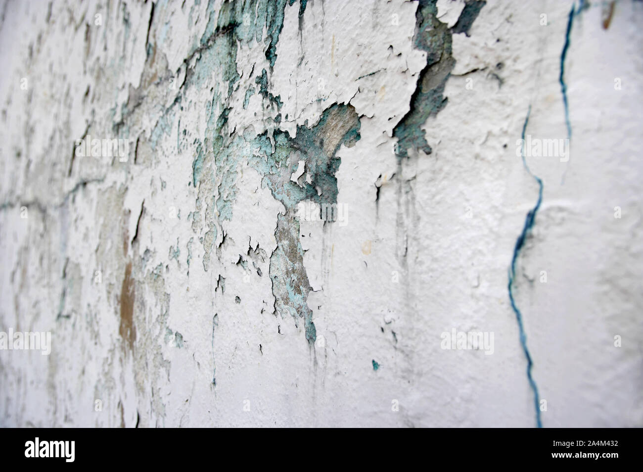 Il cracking di calcestruzzo sulla parete spiovente Foto Stock