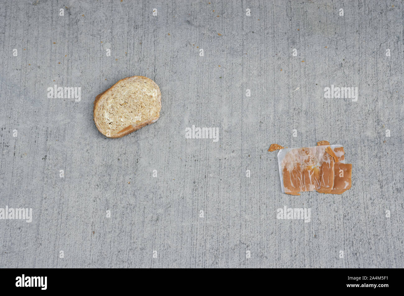 Avanzi - perso fetta di pane con la norvegese latte di capra formaggio Foto Stock