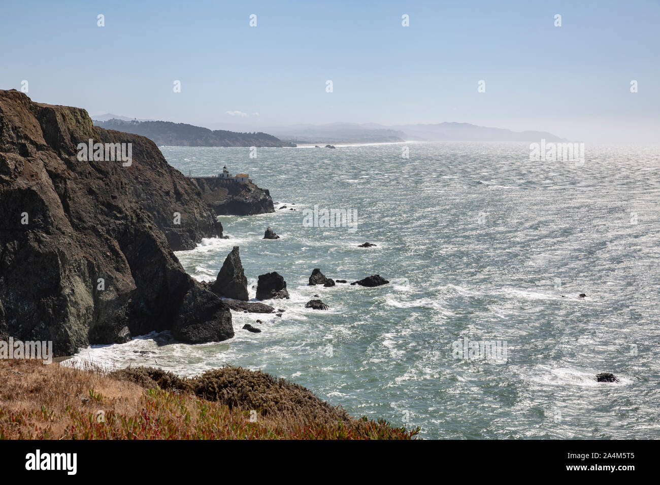 Promontorio roccioso e faro di Point Bonita in Marin Headlands, California, Stati Uniti d'America. Foto Stock