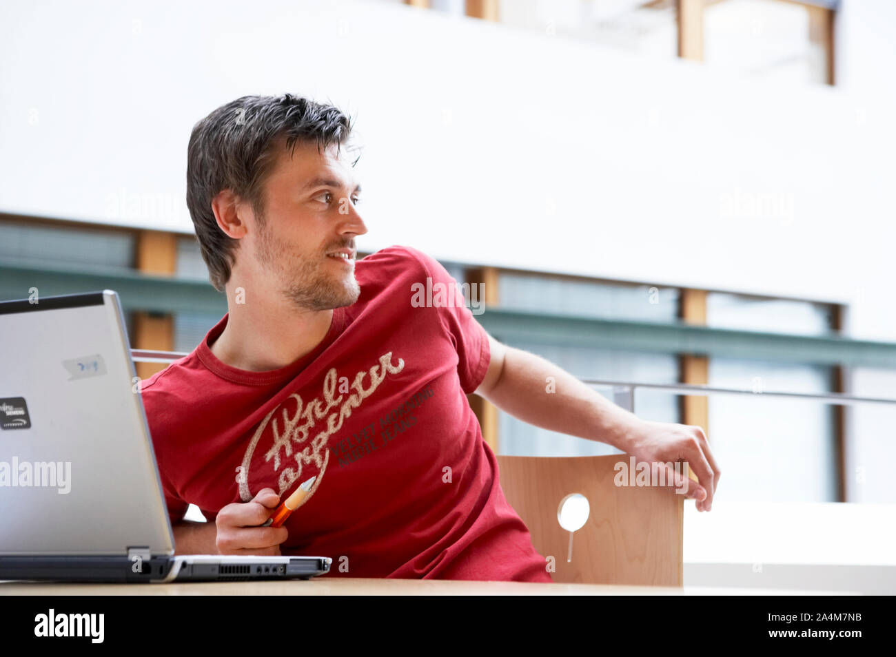 Giovane Uomo con laptop - guardare indietro Foto Stock