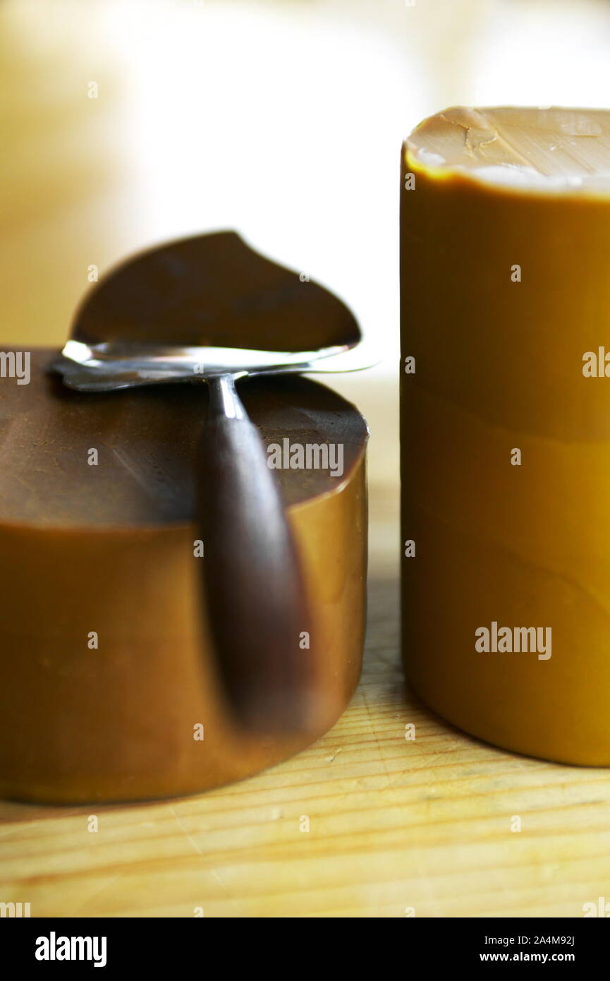 Formaggio per affettatrice (goatcheese) geitost - brunost - marrone dolci di formaggio di capra acuta &;s formaggio Foto Stock