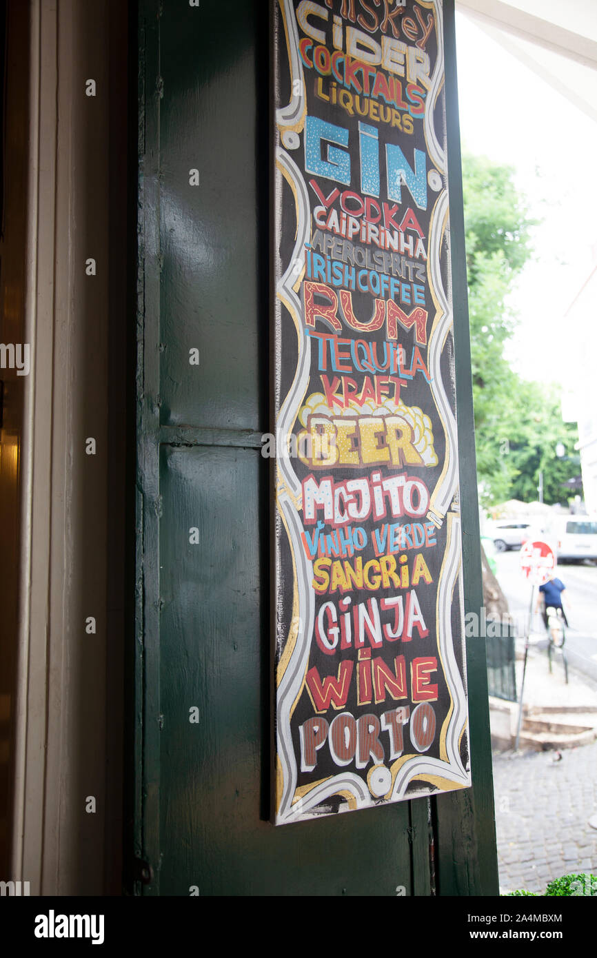 Il menu bevande sulla lavagna a Lisbona Cafe porta, Portogallo Foto Stock