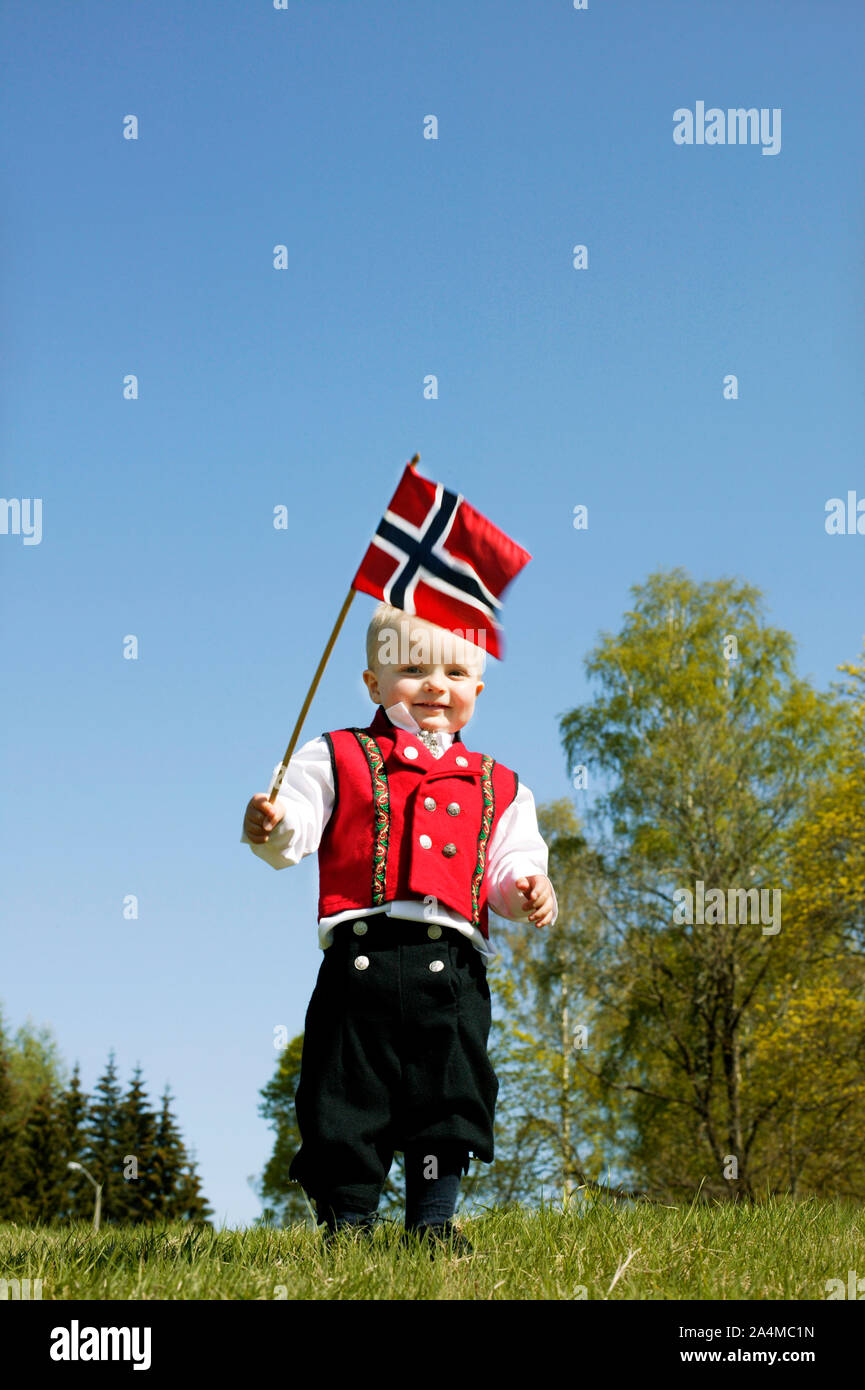 Celebrando il XVII di maggio - boy in norvegese costume tradizionale. Foto Stock