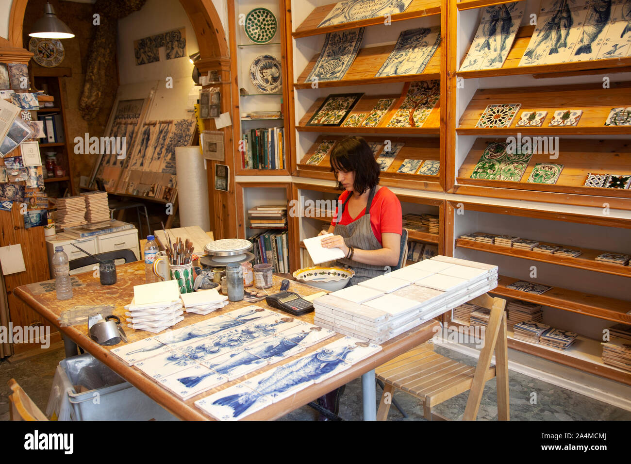 Piccole piastrelle in ceramica Workshopin quartiere di Alfama a Lisbona, Portogallo Foto Stock