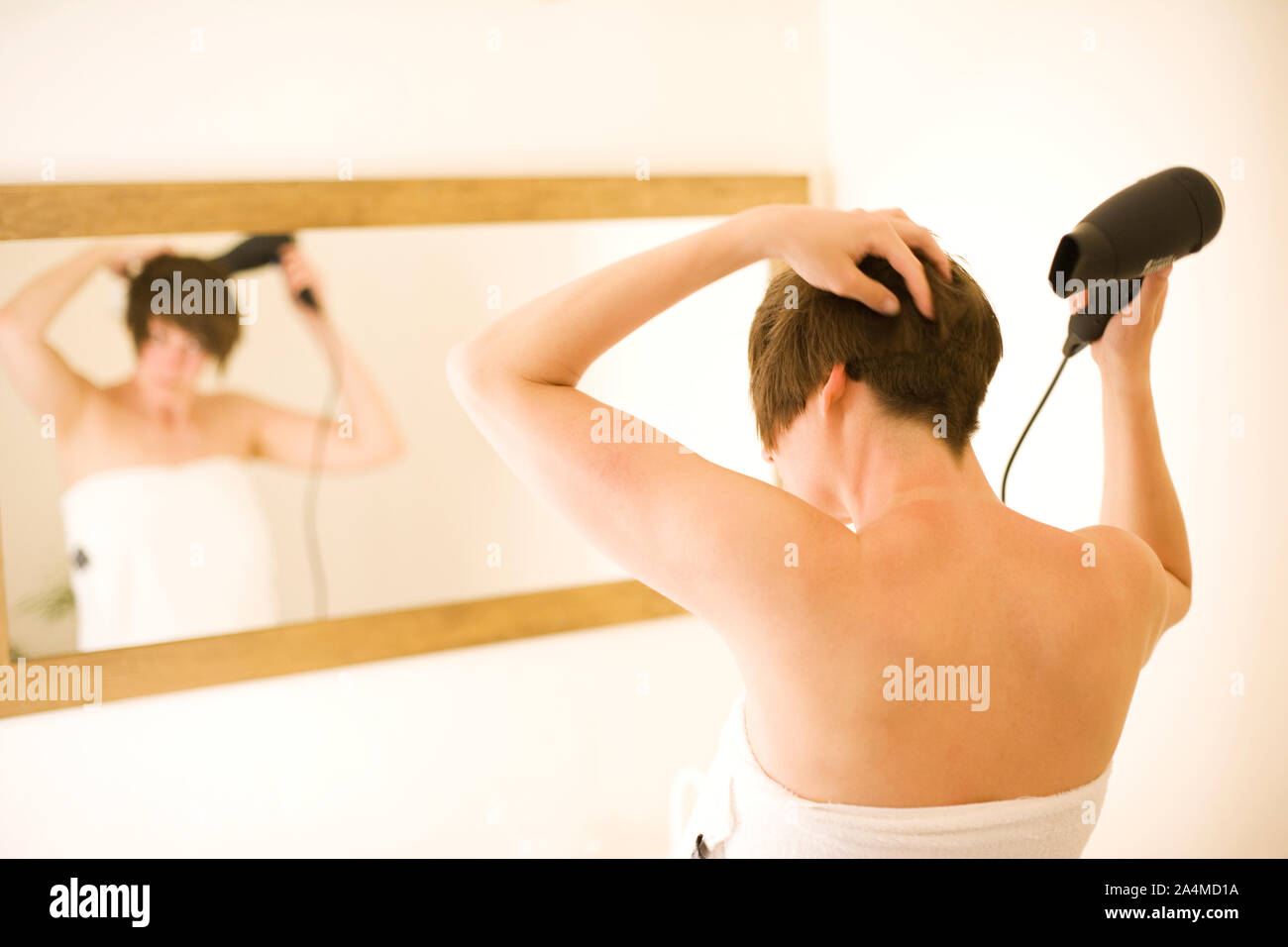 Donna blow asciugando i capelli Foto Stock