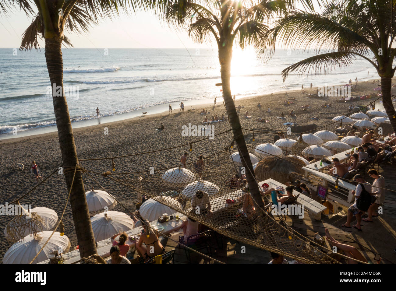 Folla sul popolare spiaggia di Echo in Canggu, Bali Foto Stock