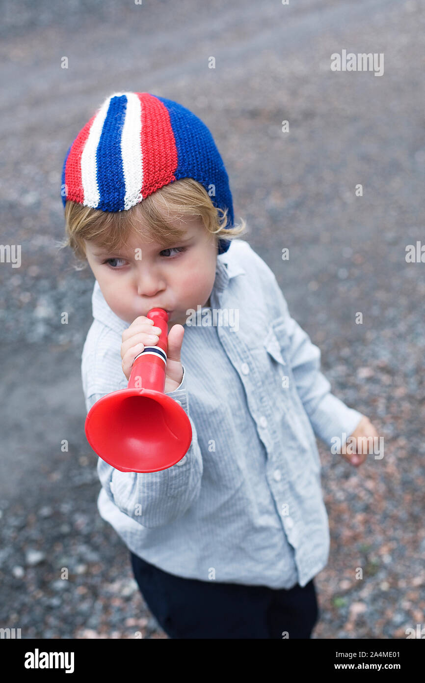 Ragazzo giocando una tromba Foto Stock