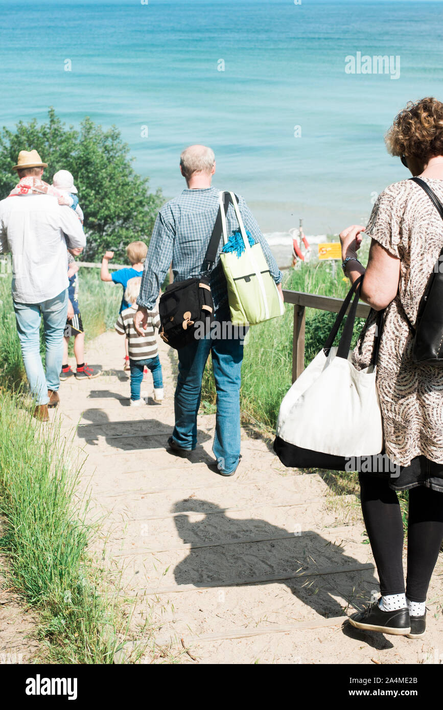 Famiglia passeggiate in mare Foto Stock