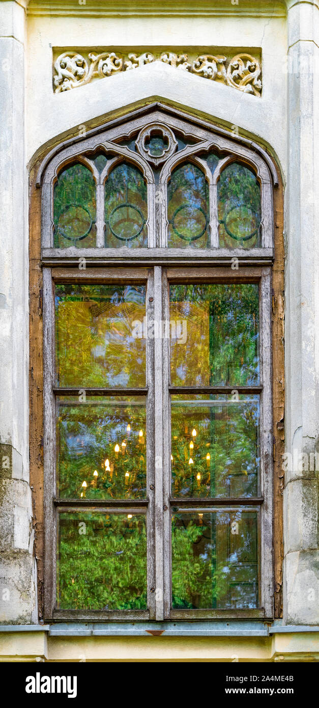 Un vecchio bella finestra a Bucarest, in Romania. Antica e storica finestra di Bucarest, Romania Foto Stock