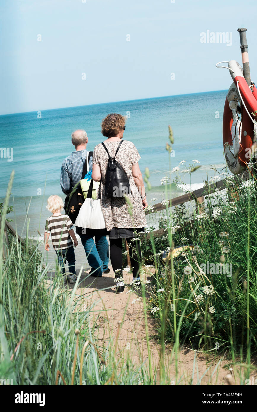 Famiglia passeggiate in mare Foto Stock