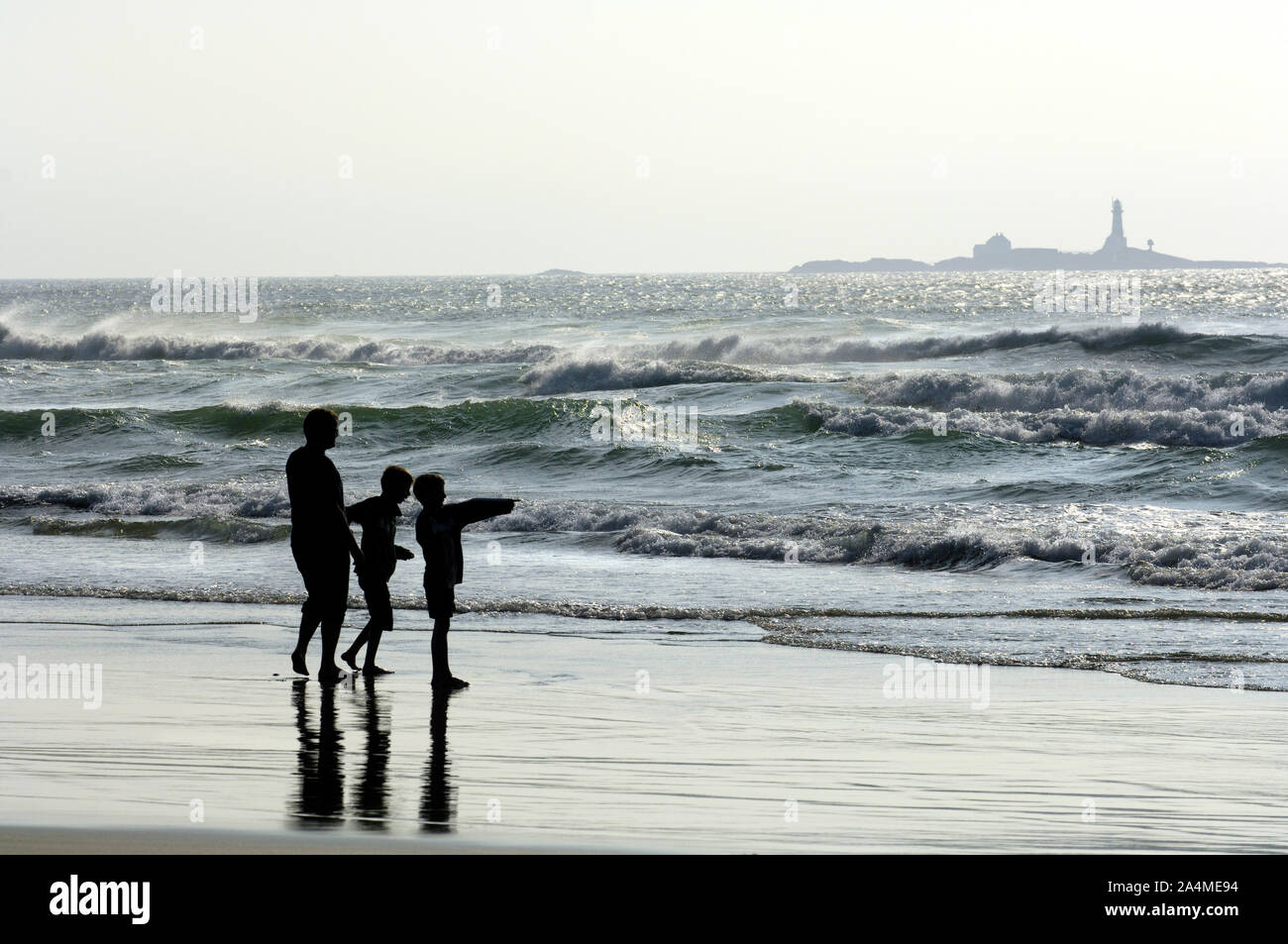 La famiglia a Hellestø spiaggia con Feistein faro in background. Jaeren, Rogaland. Foto Stock