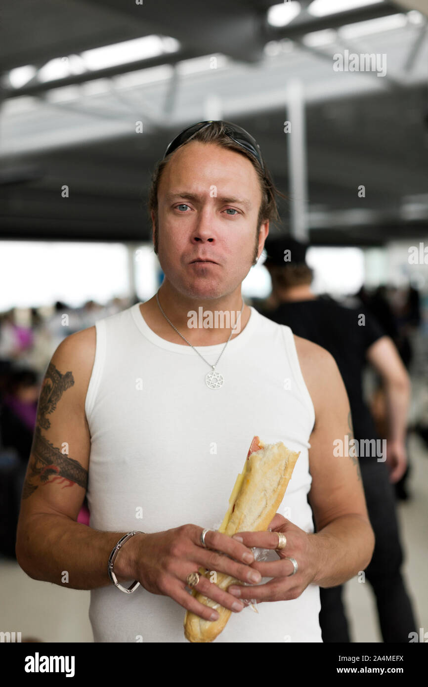 L'uomo mangiare baguette francese Foto Stock
