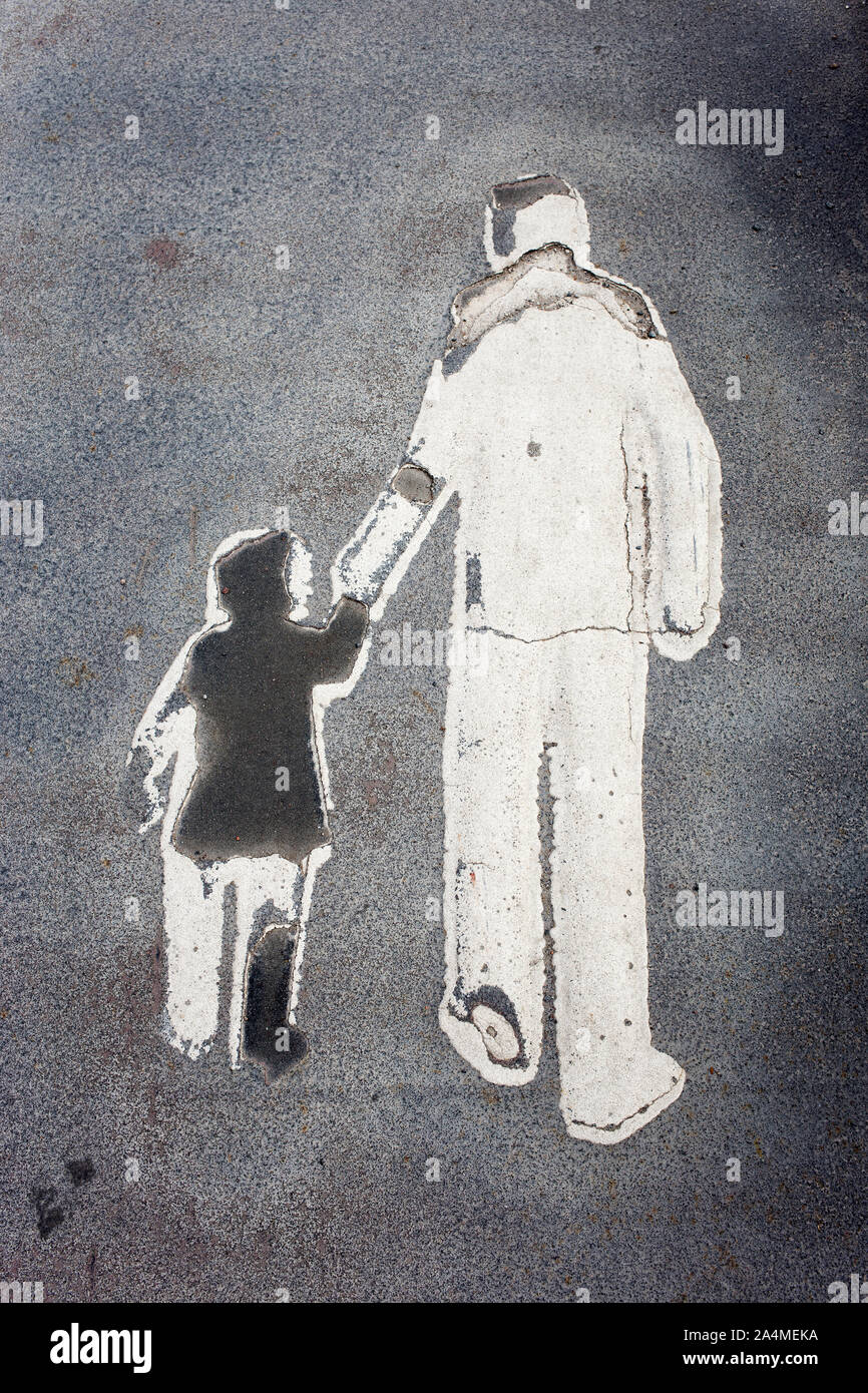 Silhouette di uomo e bambino a piedi Foto Stock