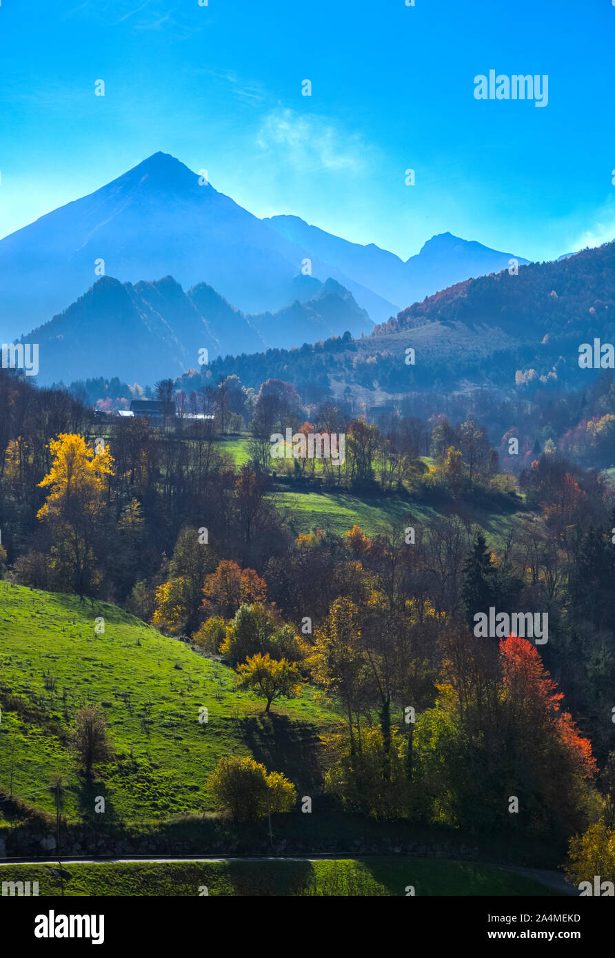 Inizio autunno paesaggio situato nei Pirenei francesi sulle montagne. Foto Stock