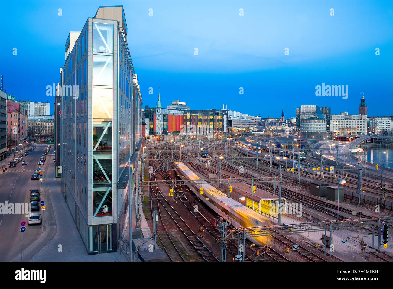 Stazione ferroviaria al crepuscolo, Stoccolma, Svezia Foto Stock