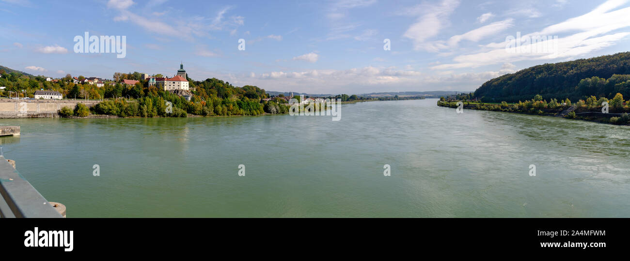 Vista panoramica del fiume Danubio con il palazzo di Persenbeug sul lato sinistro Foto Stock