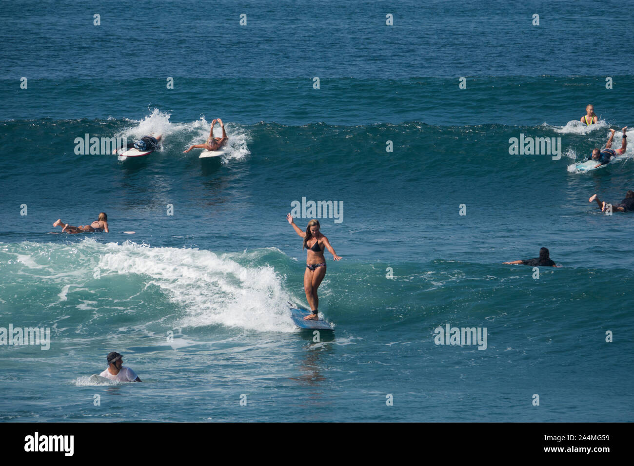 Surfisti cavalcare le onde a Batu Bolong beach in Canggu, Bali, Indonesia Foto Stock