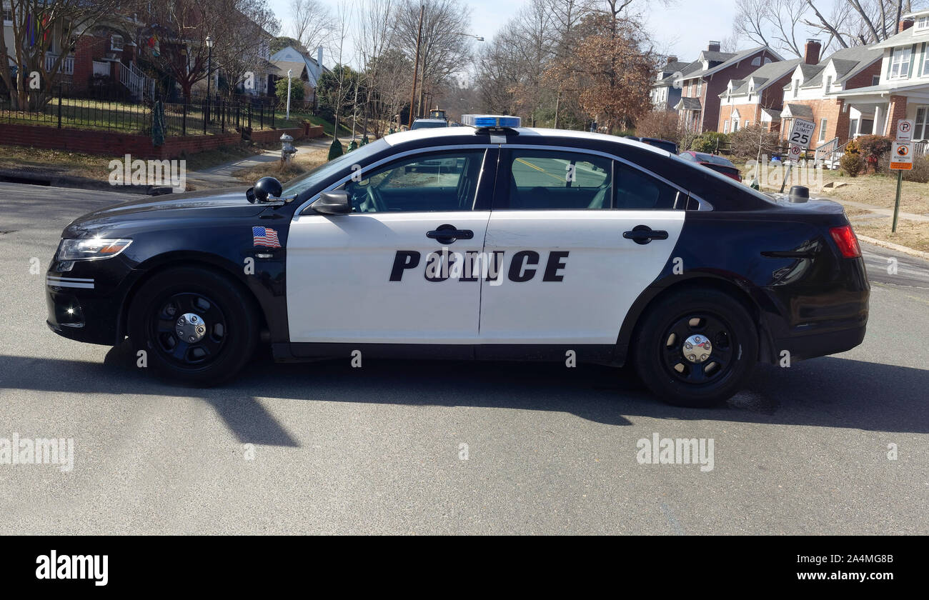 Auto della Polizia barricata sul quartiere residenziale street. Foto Stock