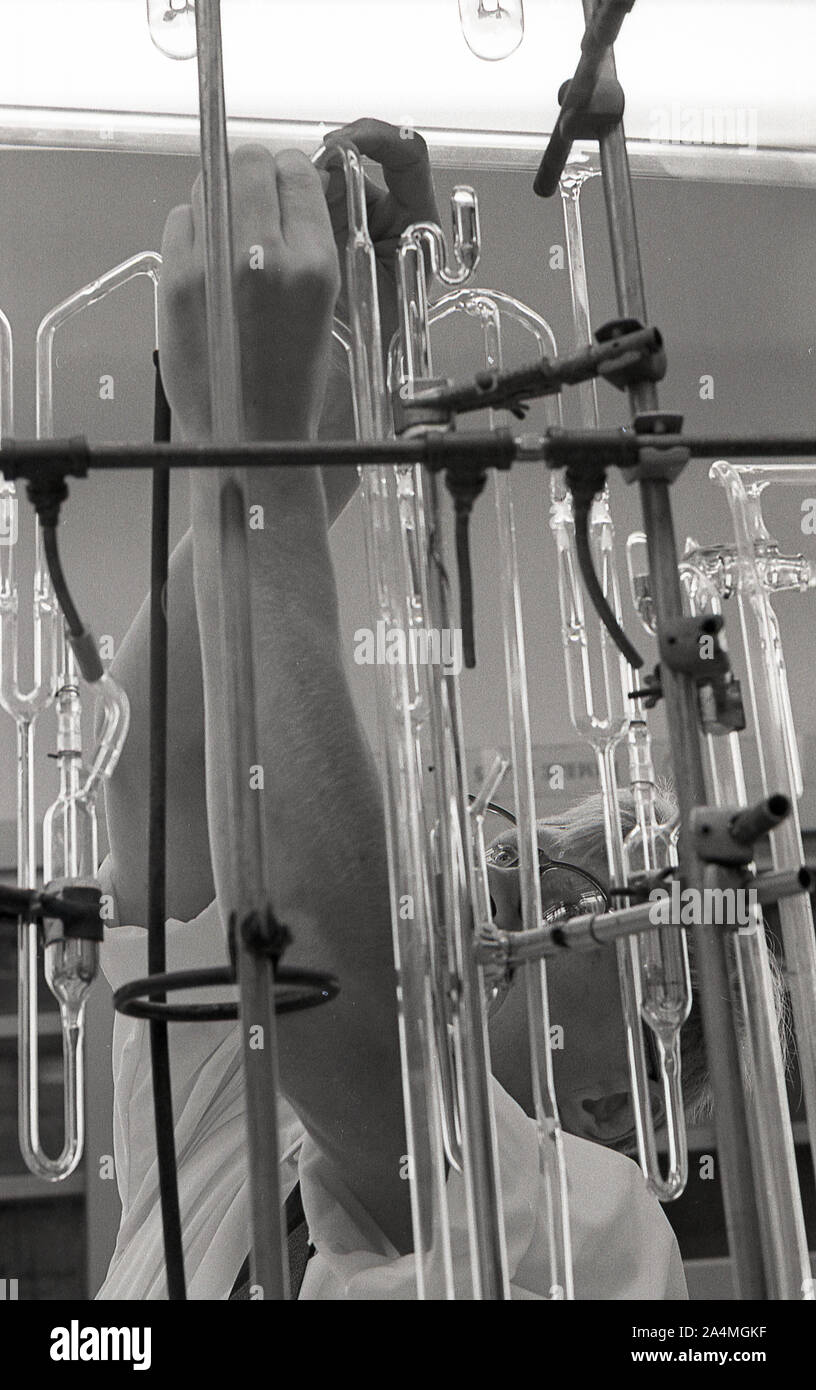 1960, storico, uno studente maschio che lavora con provette di vetro in un laboratorio chimico presso la University of Southern California (USC), USA. Foto Stock