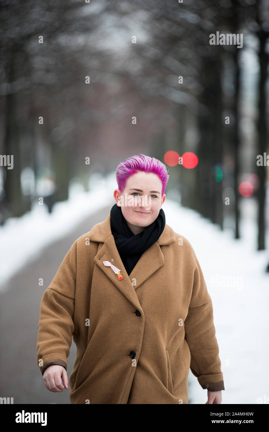 Donna che cammina in posizione di parcheggio Foto Stock