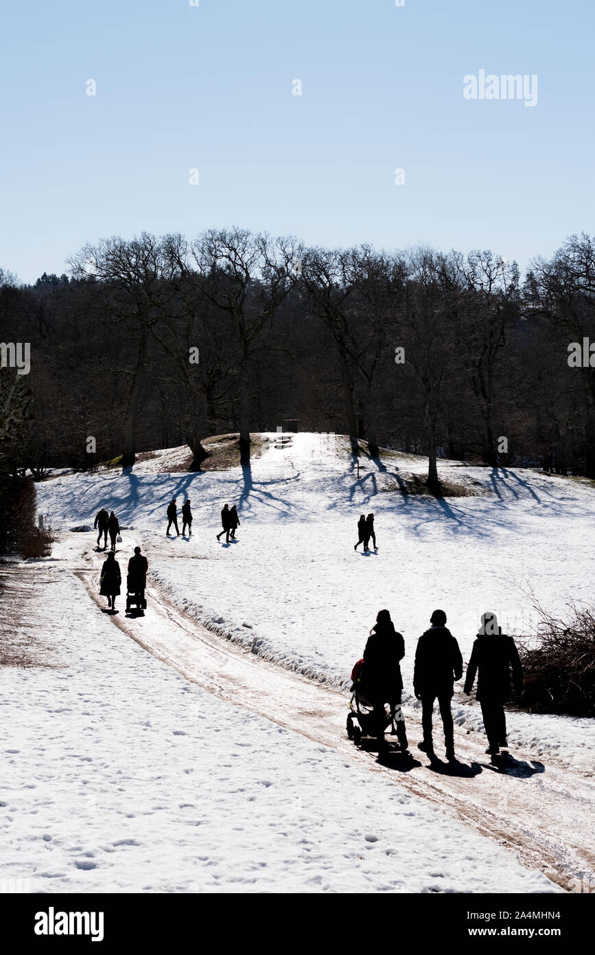 Sagome di persone a piedi di inverno Foto Stock