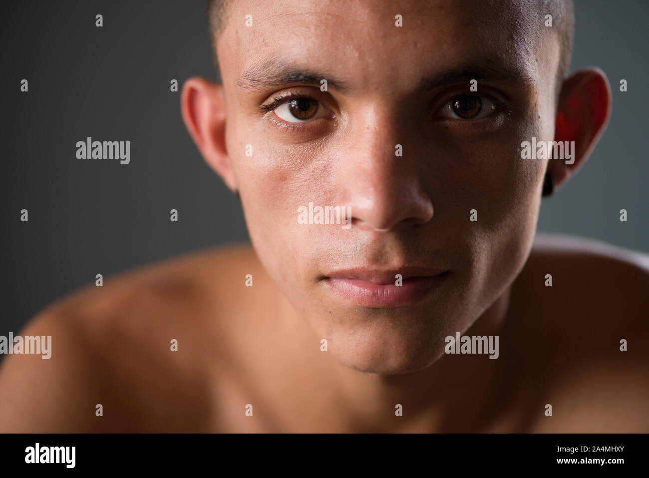 Paranagua, Parana, Brasile - 18 Novembre 2015: Brasiliano giovane ragazzo che ha una vita semplice mentre compie i suoi studi Foto Stock