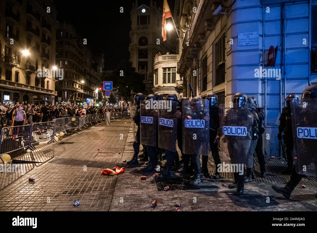 Barcellona, Spagna. Xiv oct, 2019. Agenti di Polizia nazionali stare in guardia per difendere il quartier generale della polizia durante la protesta.Dopo conoscere la frase di sedizione e appropriazione indebita emesse dai tribunali spagnoli con frasi tra 9 e 13 anni in prigione per i responsabili del processo di indipendenza della Catalogna, migliaia di dimostranti si sono concentrati sulle strade in attesa della prima azione di massa. Credito: SOPA Immagini limitata/Alamy Live News Foto Stock