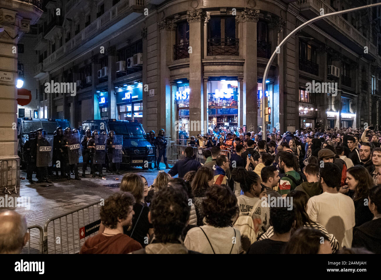 Barcellona, Spagna. Xiv oct, 2019. Agenti di Polizia nazionali stare in guardia per difendere il quartier generale della polizia durante la protesta.Dopo conoscere la frase di sedizione e appropriazione indebita emesse dai tribunali spagnoli con frasi tra 9 e 13 anni in prigione per i responsabili del processo di indipendenza della Catalogna, migliaia di dimostranti si sono concentrati sulle strade in attesa della prima azione di massa. Credito: SOPA Immagini limitata/Alamy Live News Foto Stock