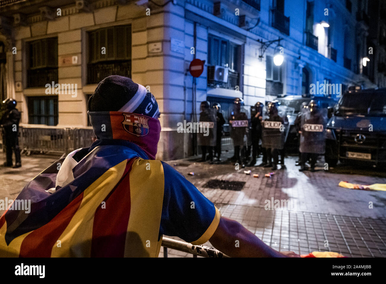 Barcellona, Spagna. Xiv oct, 2019. Agenti di Polizia nazionali stare in guardia per difendere il quartier generale della polizia durante la protesta.Dopo conoscere la frase di sedizione e appropriazione indebita emesse dai tribunali spagnoli con frasi tra 9 e 13 anni in prigione per i responsabili del processo di indipendenza della Catalogna, migliaia di dimostranti si sono concentrati sulle strade in attesa della prima azione di massa. Credito: SOPA Immagini limitata/Alamy Live News Foto Stock